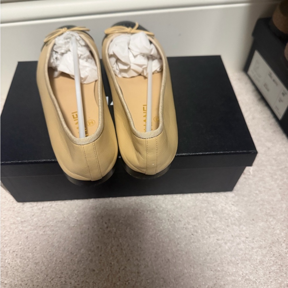 CHANEL Two-Tone Beige and Black Cap-Toe Leather Ballet Flats - Picture 3 of 5